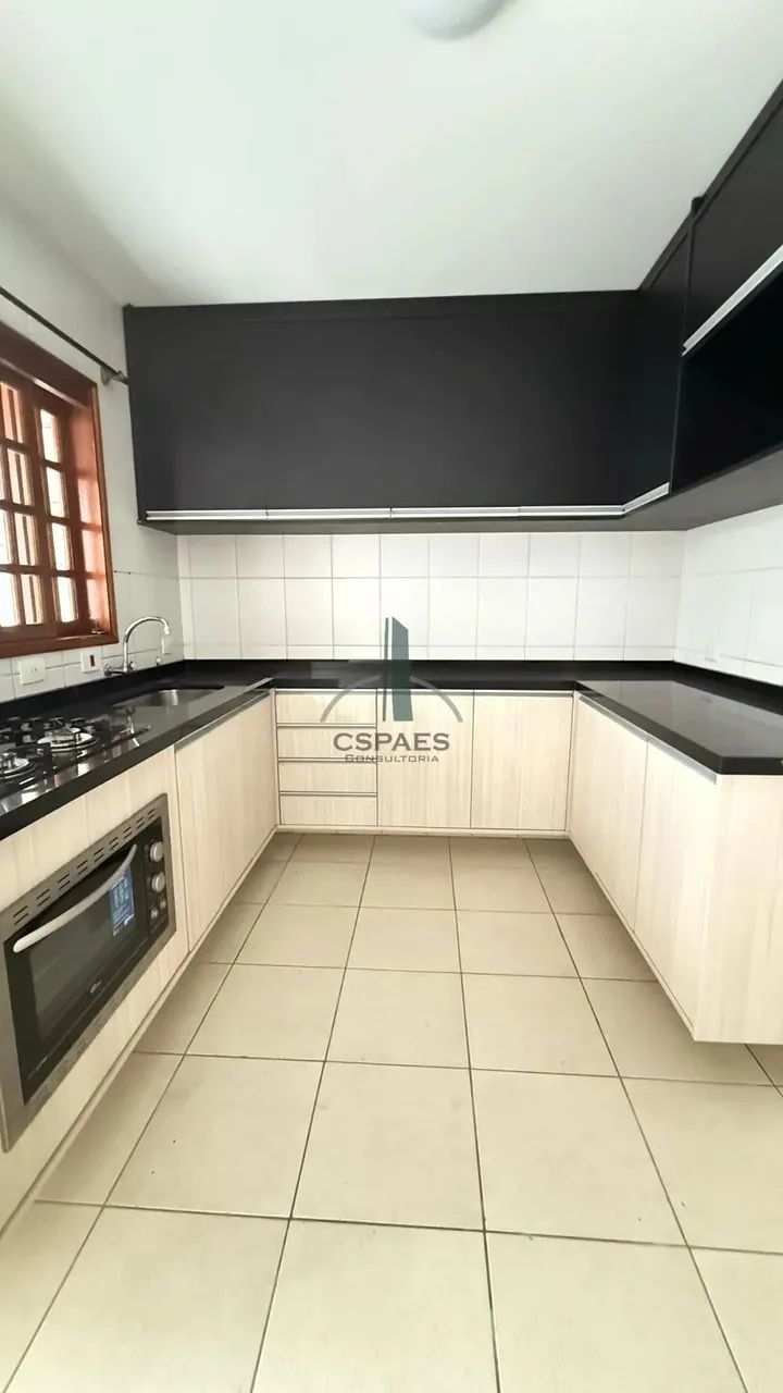 Cond. Coqueiros, casa com planejados na cozinha, cooktop e forno, dormitório com guarda-ro - Foto 2