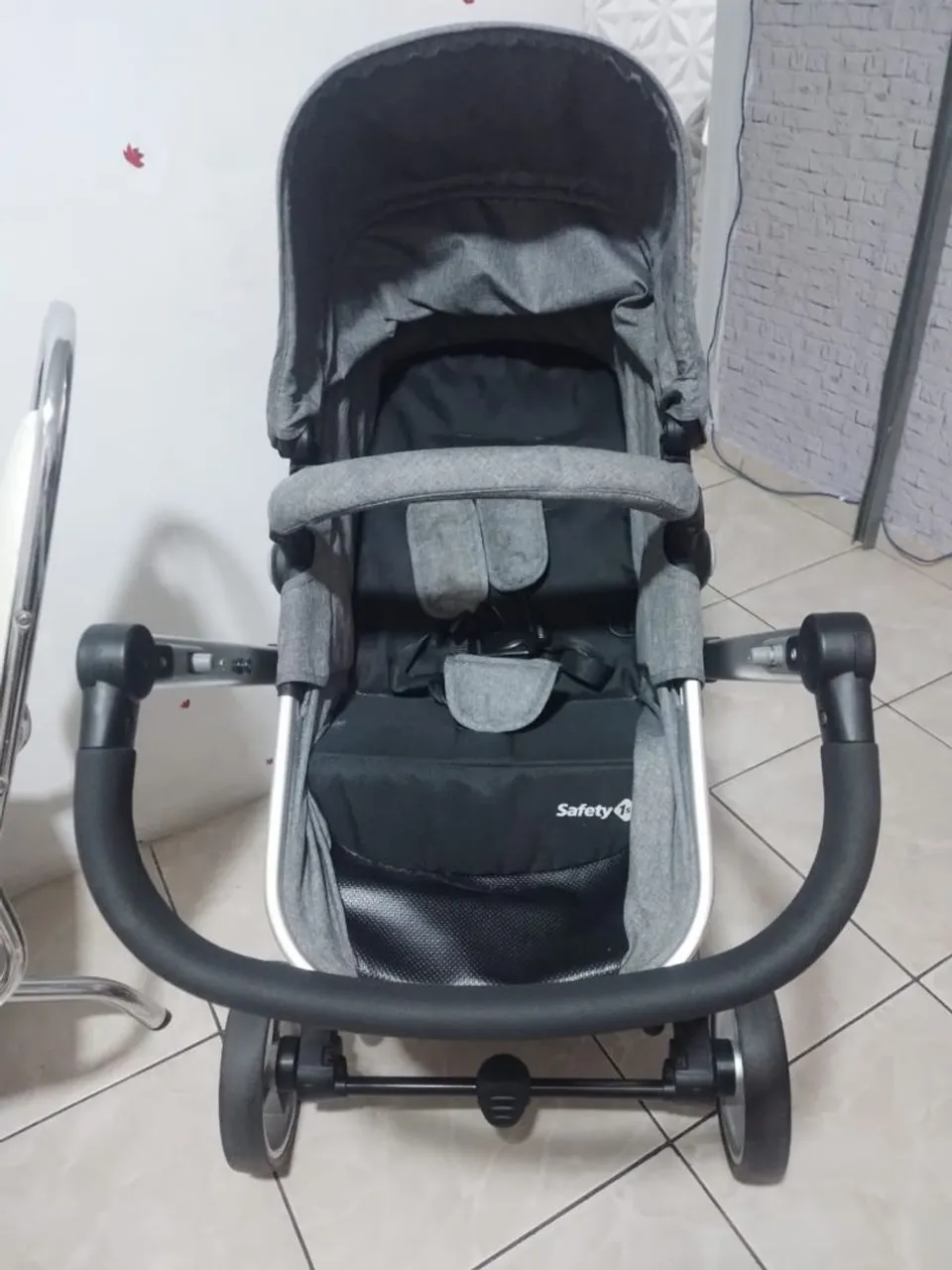 Carrinho Safety 1st Mobi e bebê conforto com base