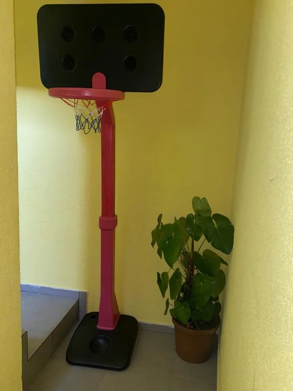 Cesta de basquete regulável na altura