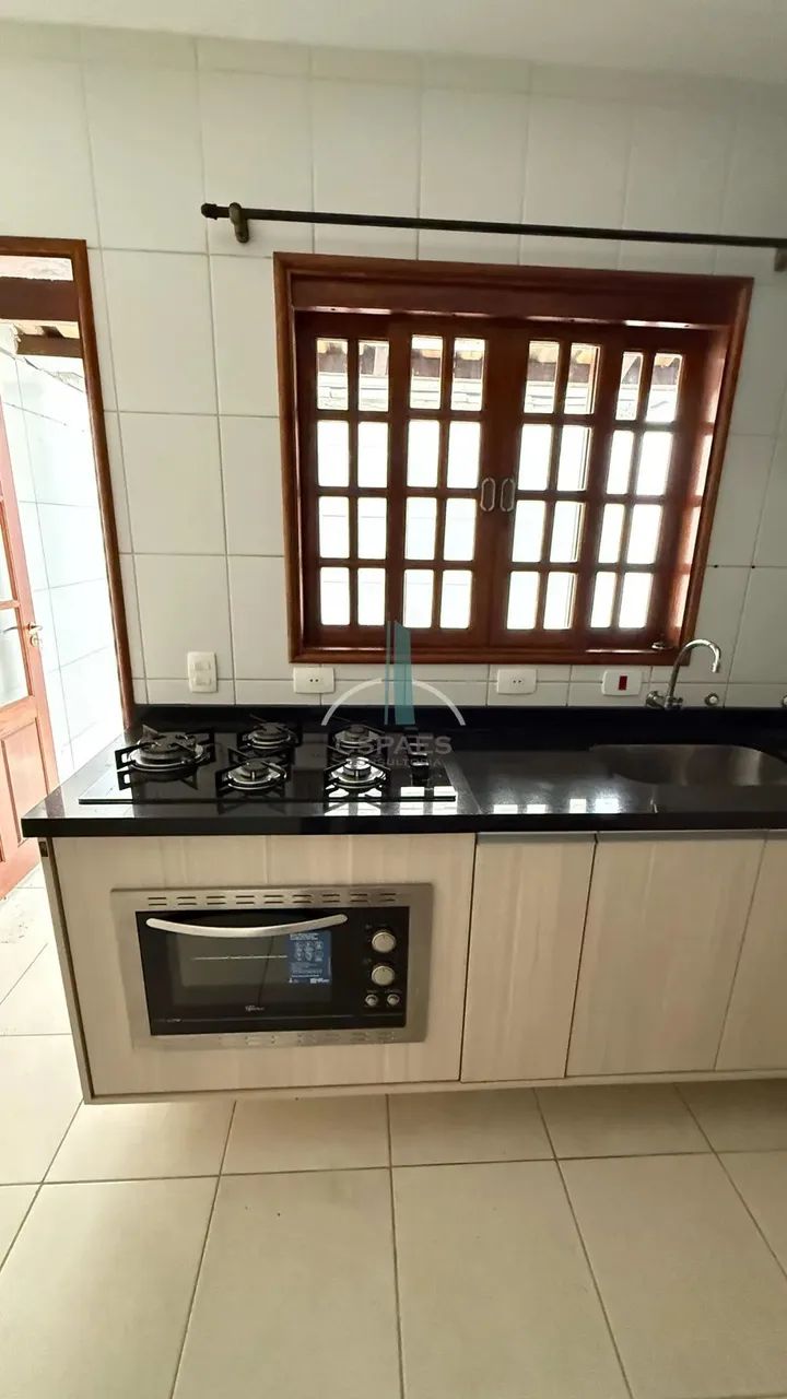 Cond. Coqueiros, casa com planejados na cozinha, cooktop e forno, dormitório com guarda-ro - Foto 3