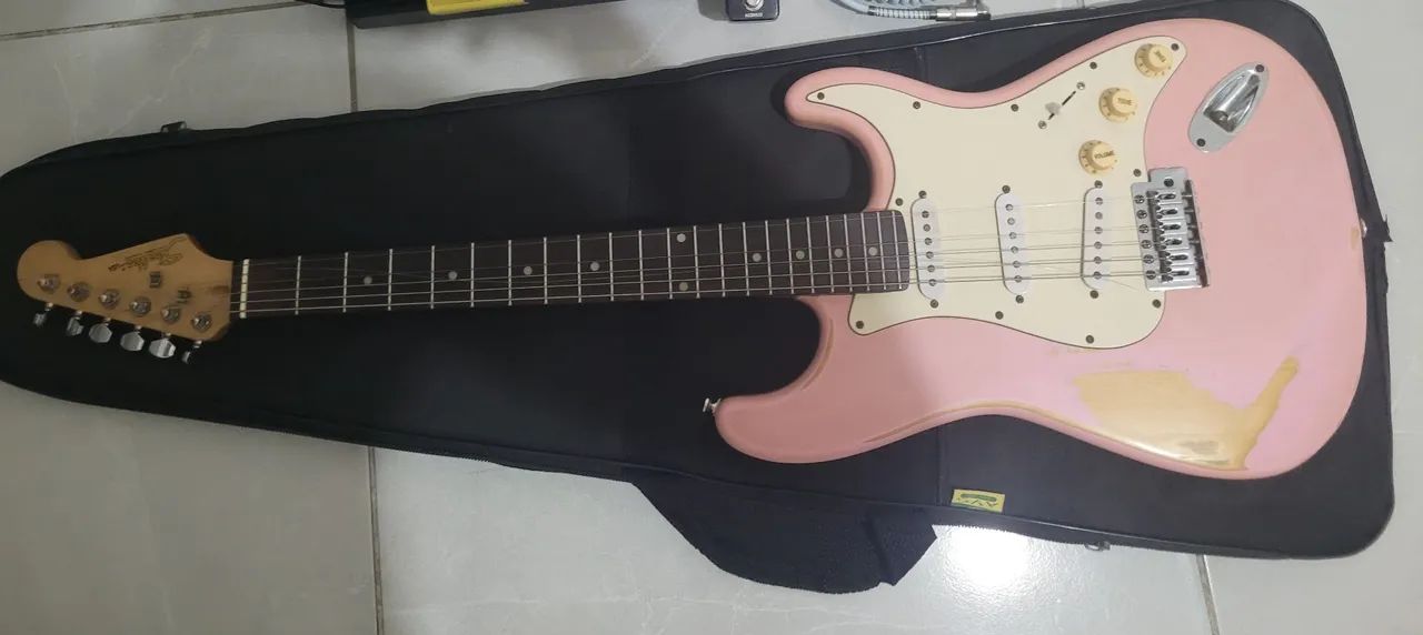 Strato Guitar Rosa Guitarra Stratocaster Rosa - Shelter - Instrumentos musicais - Ponta ...