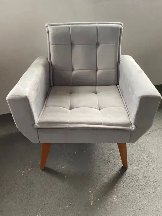 Poltrona decorativa cinza veludo