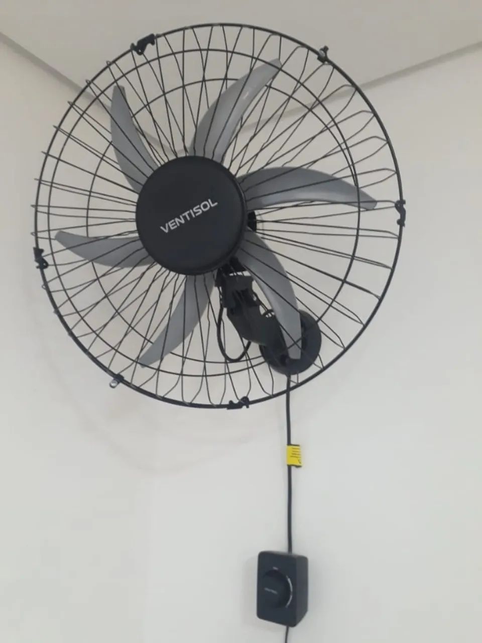 Ventiladores de parede seminovos (200 reais cada)