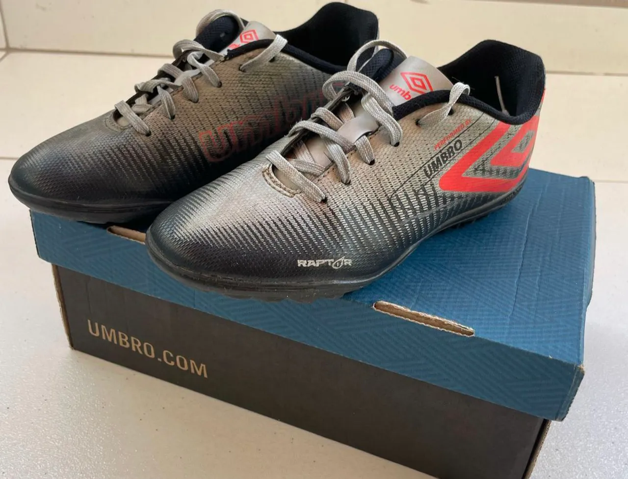 Chuteira Society Umbro Raptor