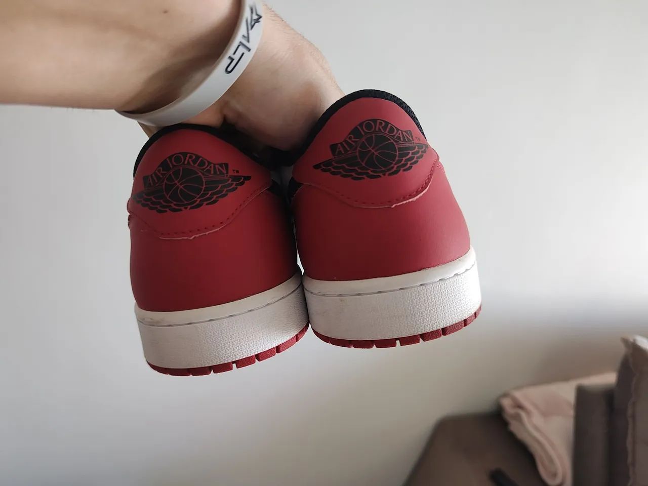 Tênis Nike Air Jordan 1 Low Retro  OG Chicago Black Toe - Foto 3