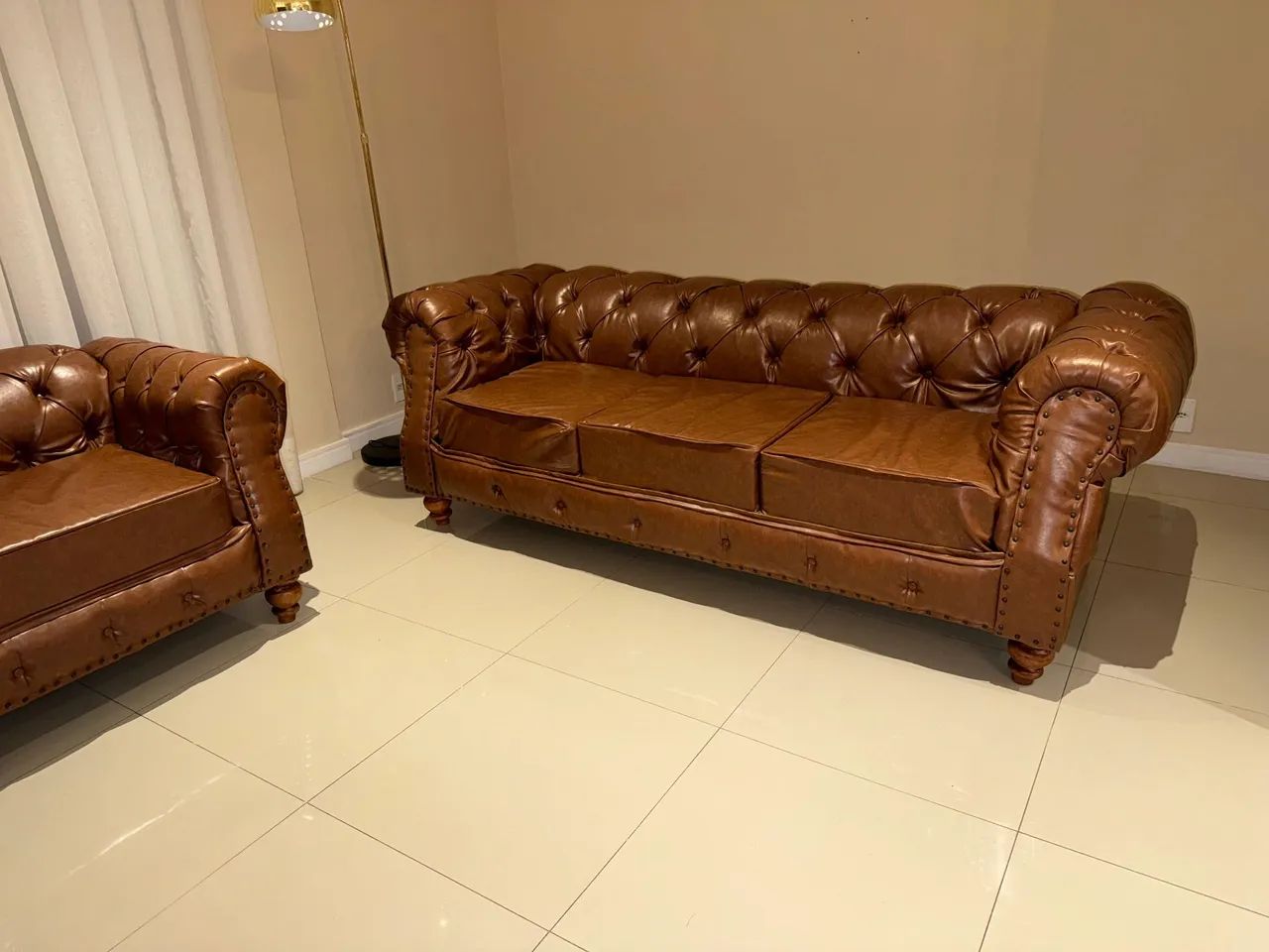 Sofá Chesterfield Marrom Clássico - Foto 4