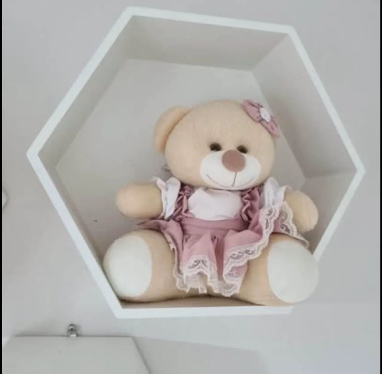 Vende-se Nicho Colmeia hexagonal com fundo  Acompanha 3 peças com ursinha camponesa  - Foto 6