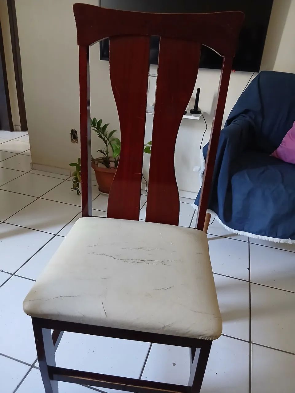 São 4 cadeiras de madeira 200$ 