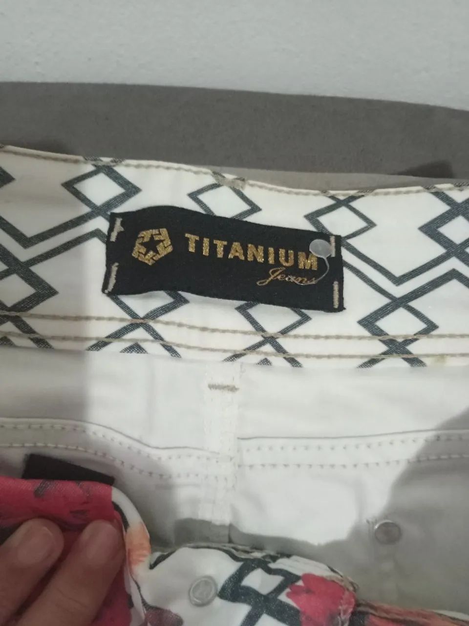 Saia jeans Titanium número 48 com estampas e tem elastano  - Foto 4