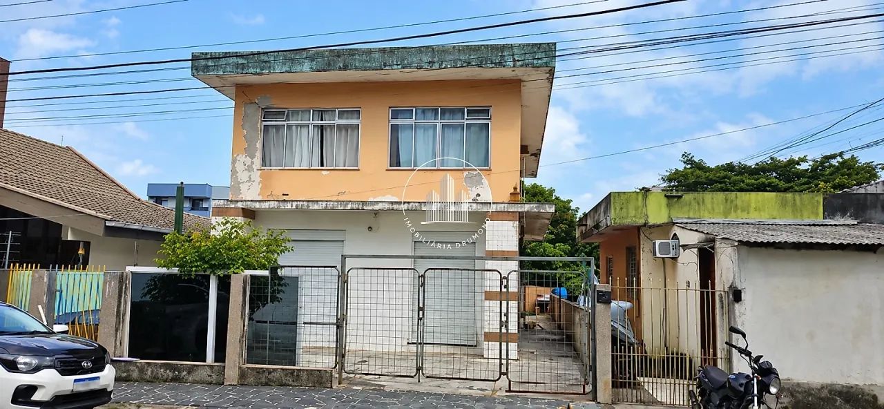 Casa em terreno de 300m2 estreito - BRN