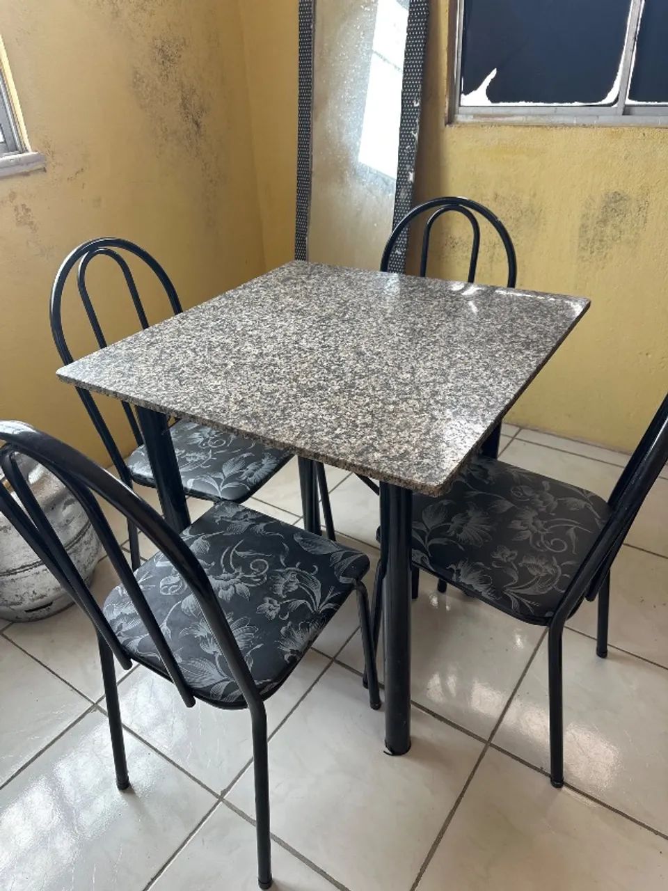 Mesa 4 cadeiras quadrada 