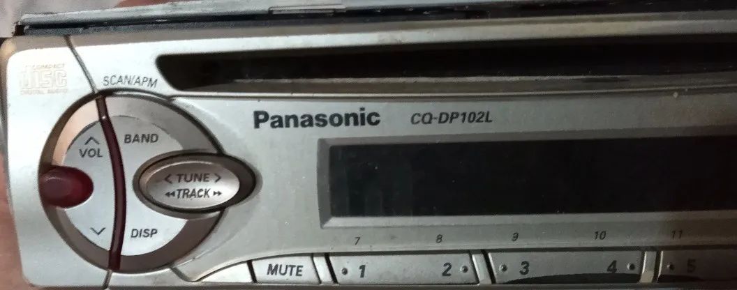 CD player e rádio AM/FM Panasonic - Modelo CQ-102L - Anos 90