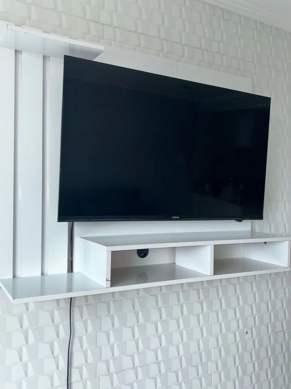 White TV Stand65570222316802122