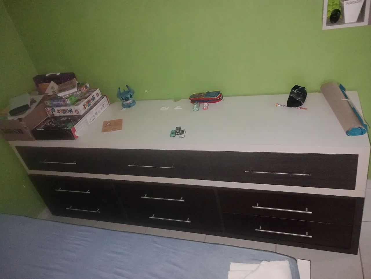 Cômoda com 9 gavetas e painel MDF