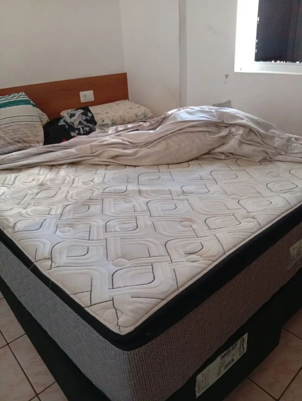 Cama Box Queen Size com Colchão