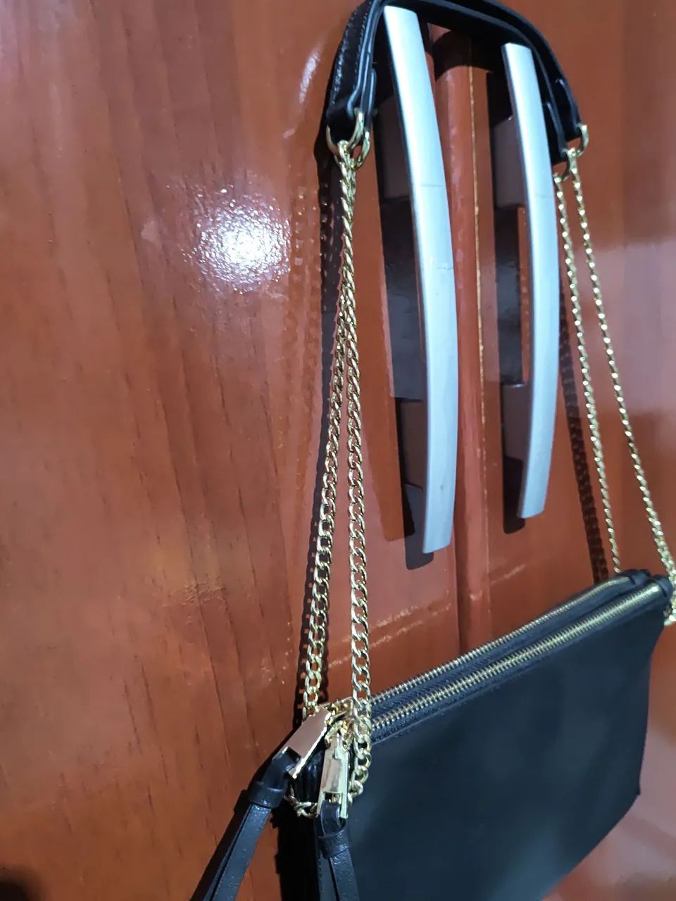 Bolsa Forever 21 Preta com Corrente Dourada - Excelente Estado - Foto 2