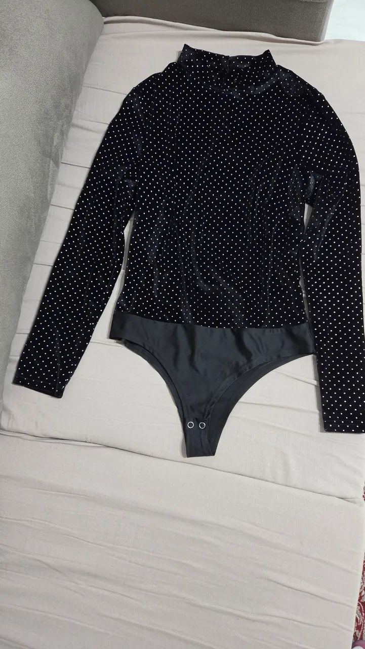 Body veludo com pérolas