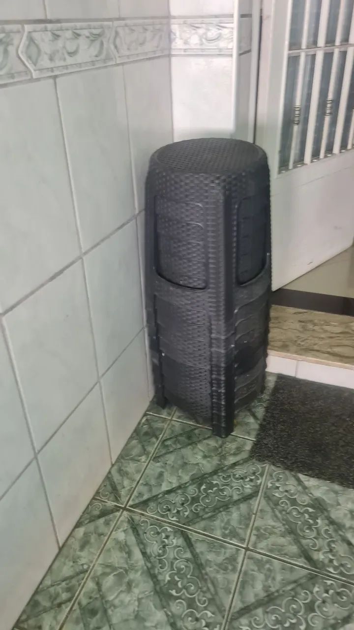 9 Banqueta de plástico preta - Foto 2