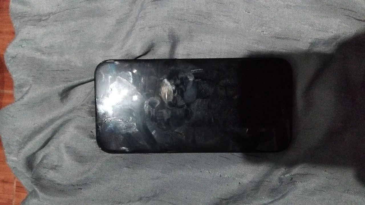 Iphone 15 com tela quebrada