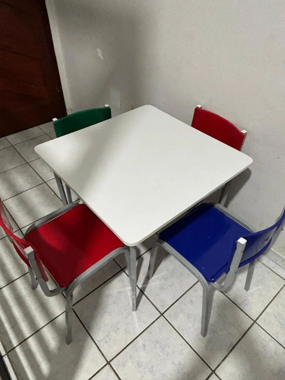 Vendo jogo de mesa e cadeiras infantis - Foto 2