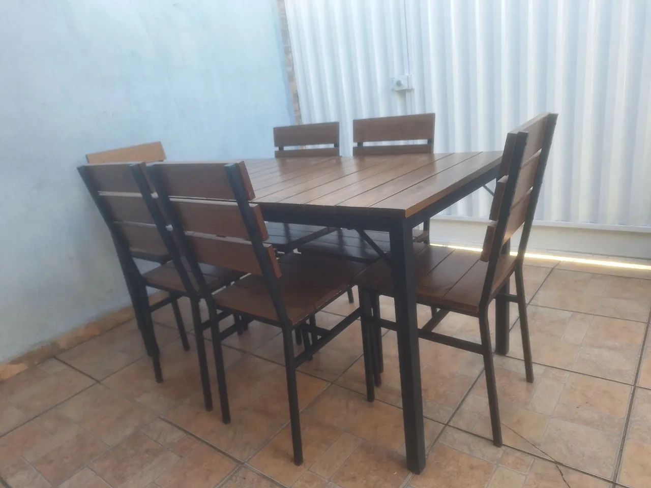 Mesa com 6 cadeiras de madeira  - Foto 2