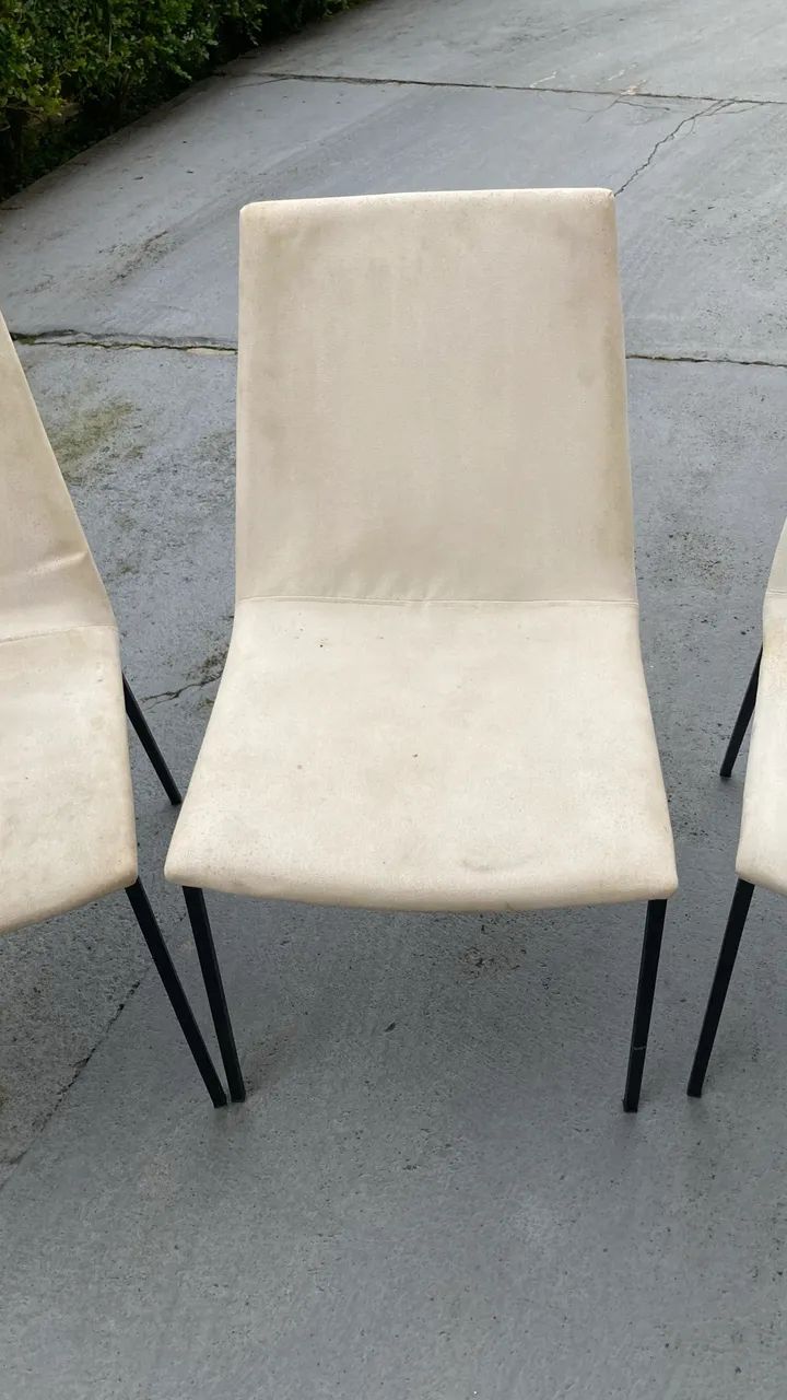 Conjunto 4 cadeiras, pés de metal, sem rasgos. Necessitam limpeza apenas. - Foto 4