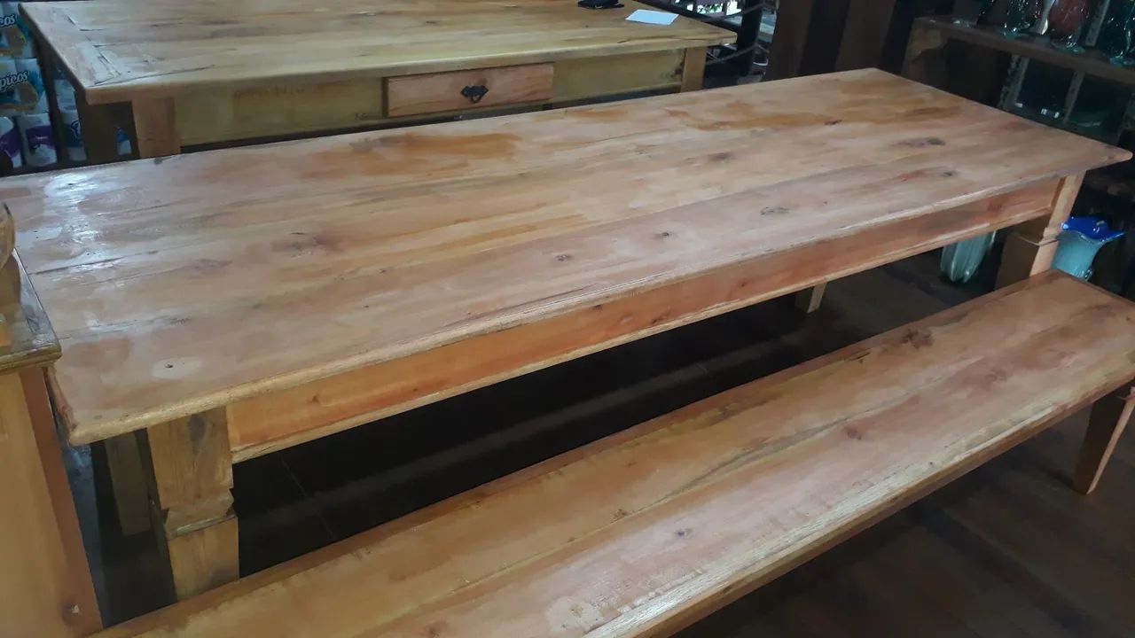 Mesa em madeira maciça 