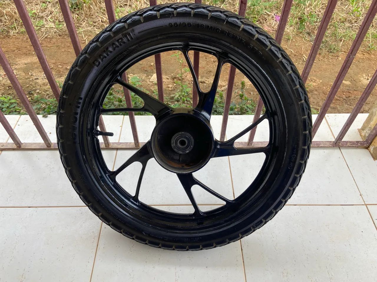 Roda pé de galinha com pneu sem câmara  - Foto 2