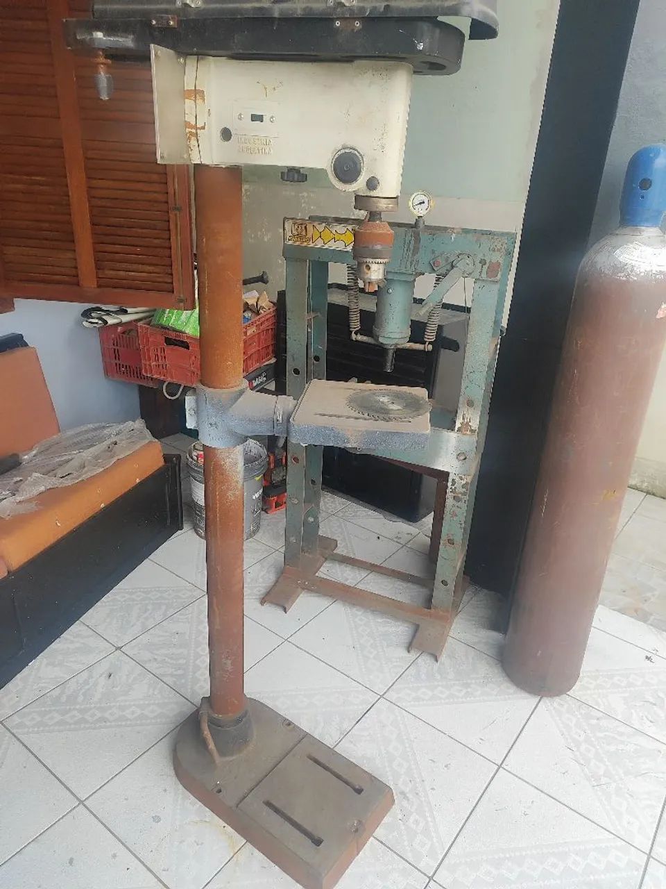Furadeira de pedestal 