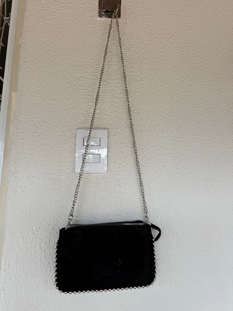 Bolsa Zara Preta Tiracolo com Corrente Prata - Usada 2x, Impecável - Foto 3