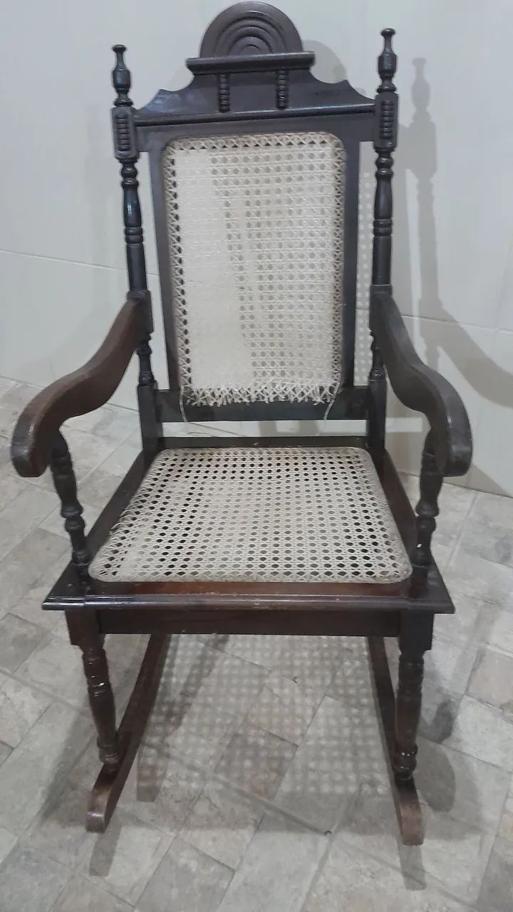 Cadeira de balanço de madeira 