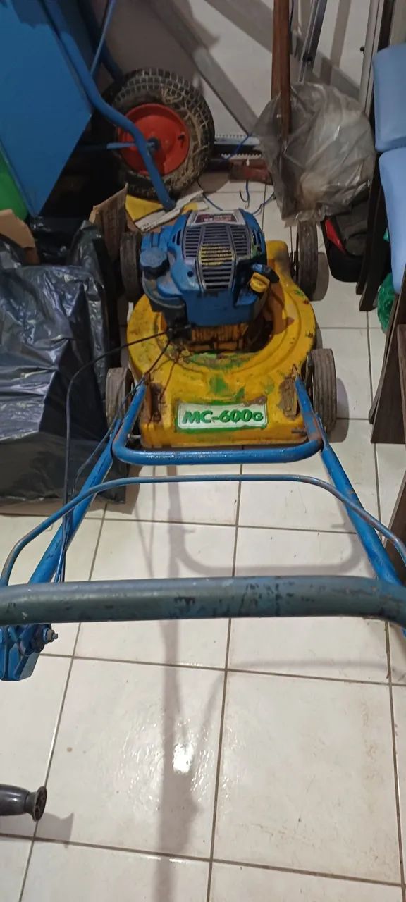 Máquina de cortar grama 