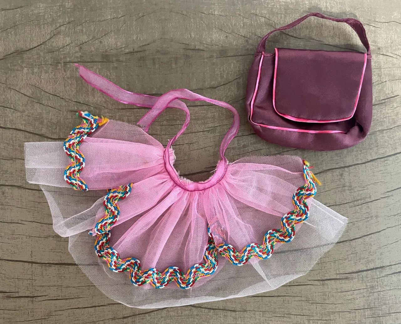 Lote Roupas e Acessórios Barbie e outras  - Foto 3