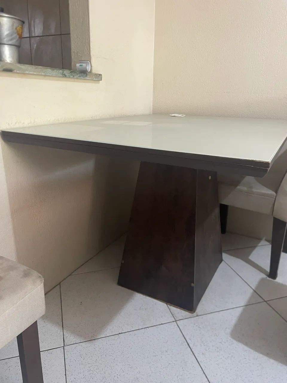 MESA COM TAMPA DE VIDRO 