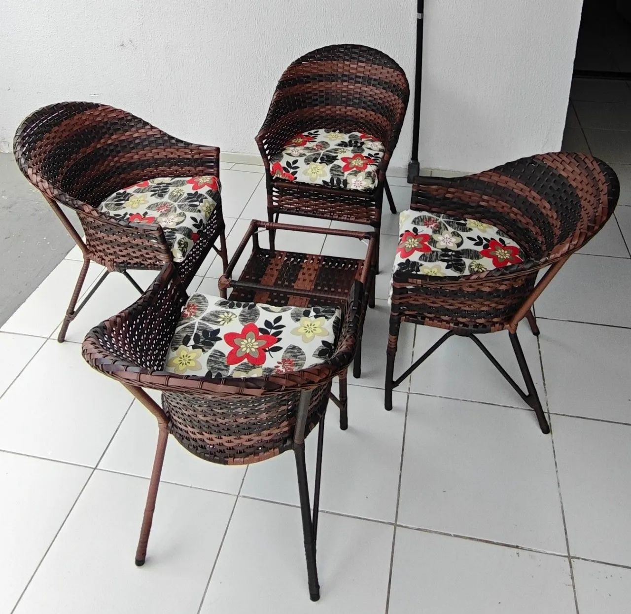 Jogo de Cadeira com Mesinha Novo - Foto 5