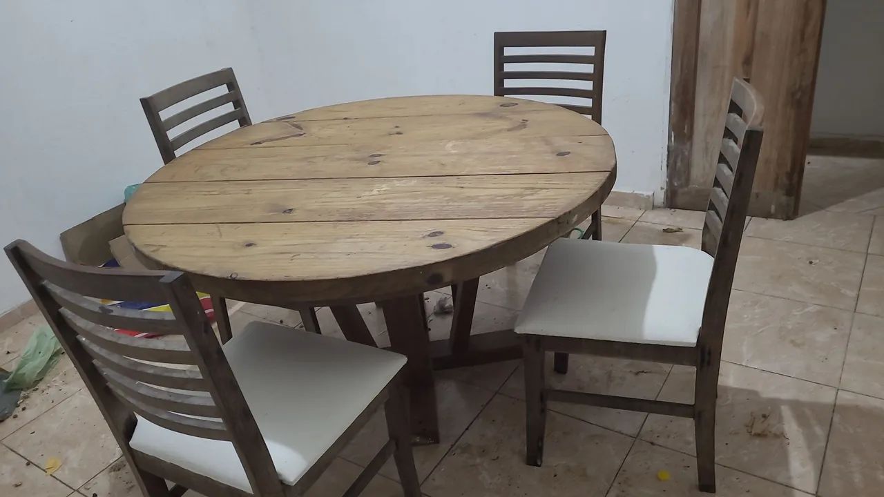 Mesa de madeira com 4 cadeiras  - Foto 2