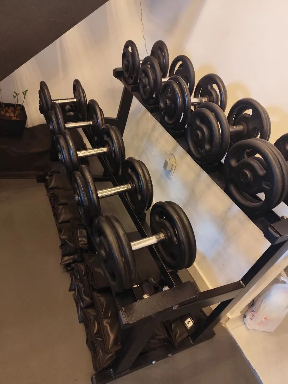 Dumbell com pegada cromada e suporte 