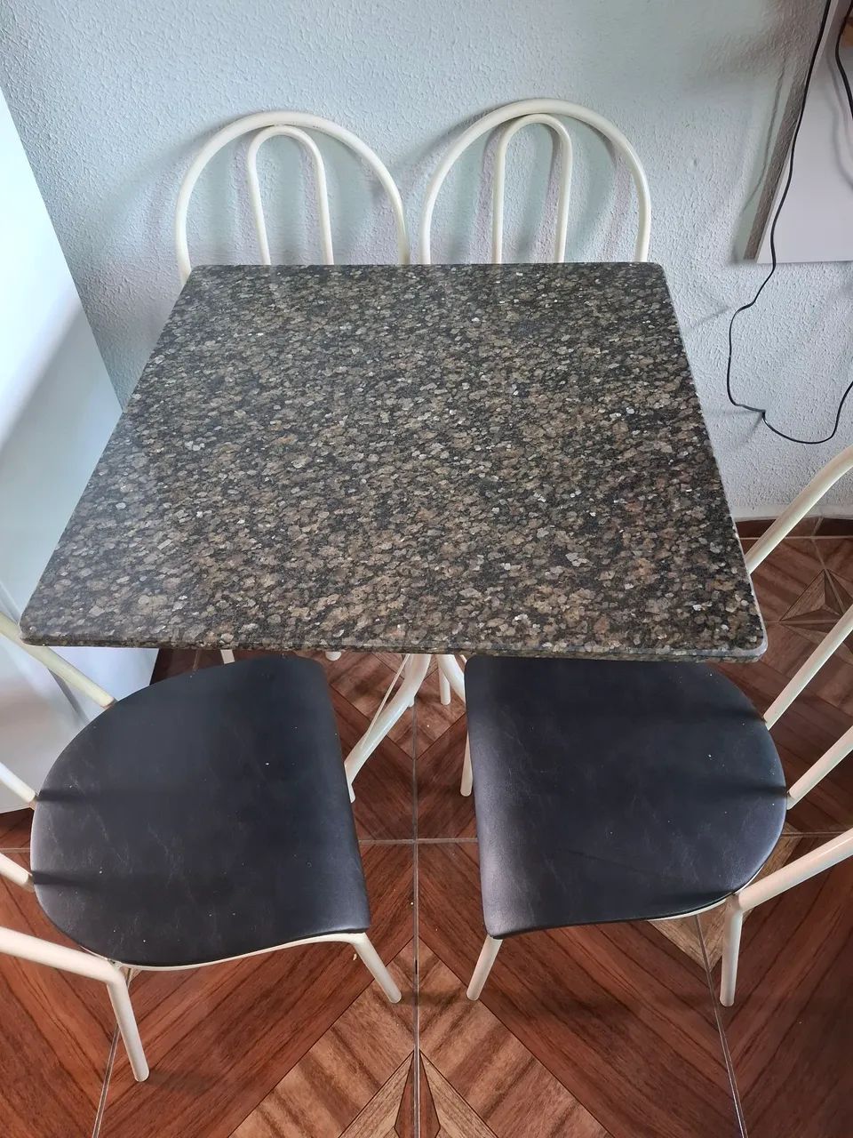 Mesa de Jantar com Tampo de Granito + 4 Cadeiras
