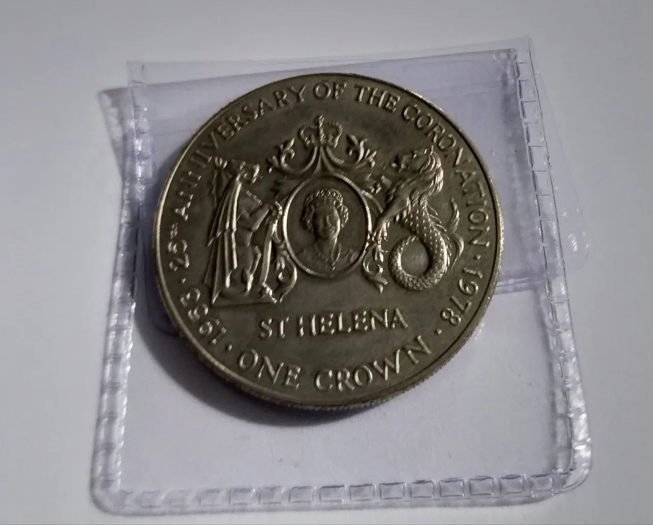 MOEDA DE 1 CROWN (COROA), COMEMORATIVA DO JUBILEU DE PRATA DA RAINHA ELIZABETH II.   - Foto 2