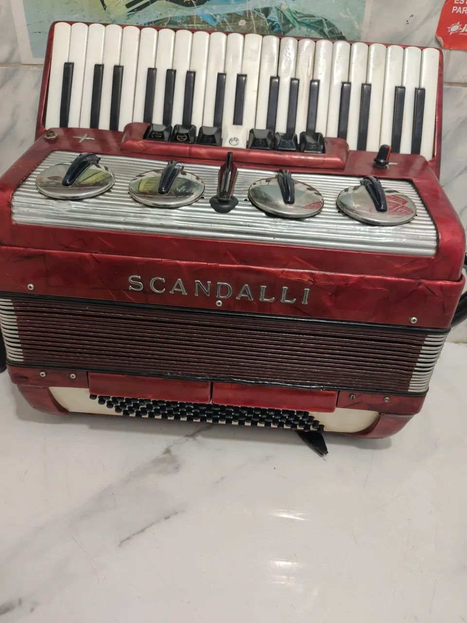 Sanfona  scandalli 80 baixos
