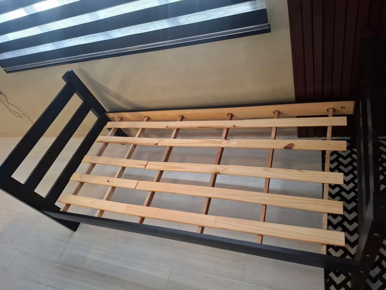 Cama de solteiro em madeira cor preto