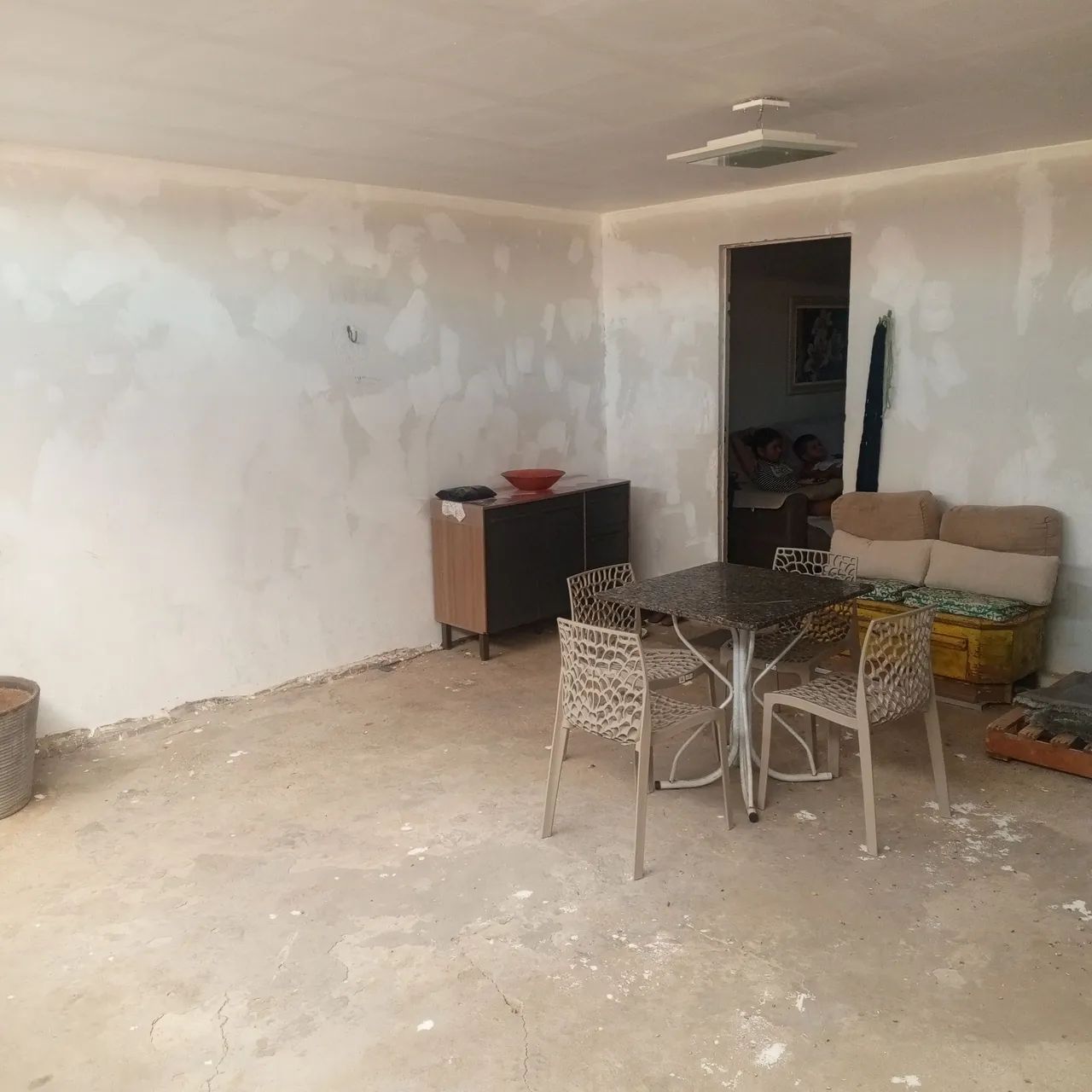 VENDE-SE CASA GRANDE E ESPAÇOSA - Foto 2