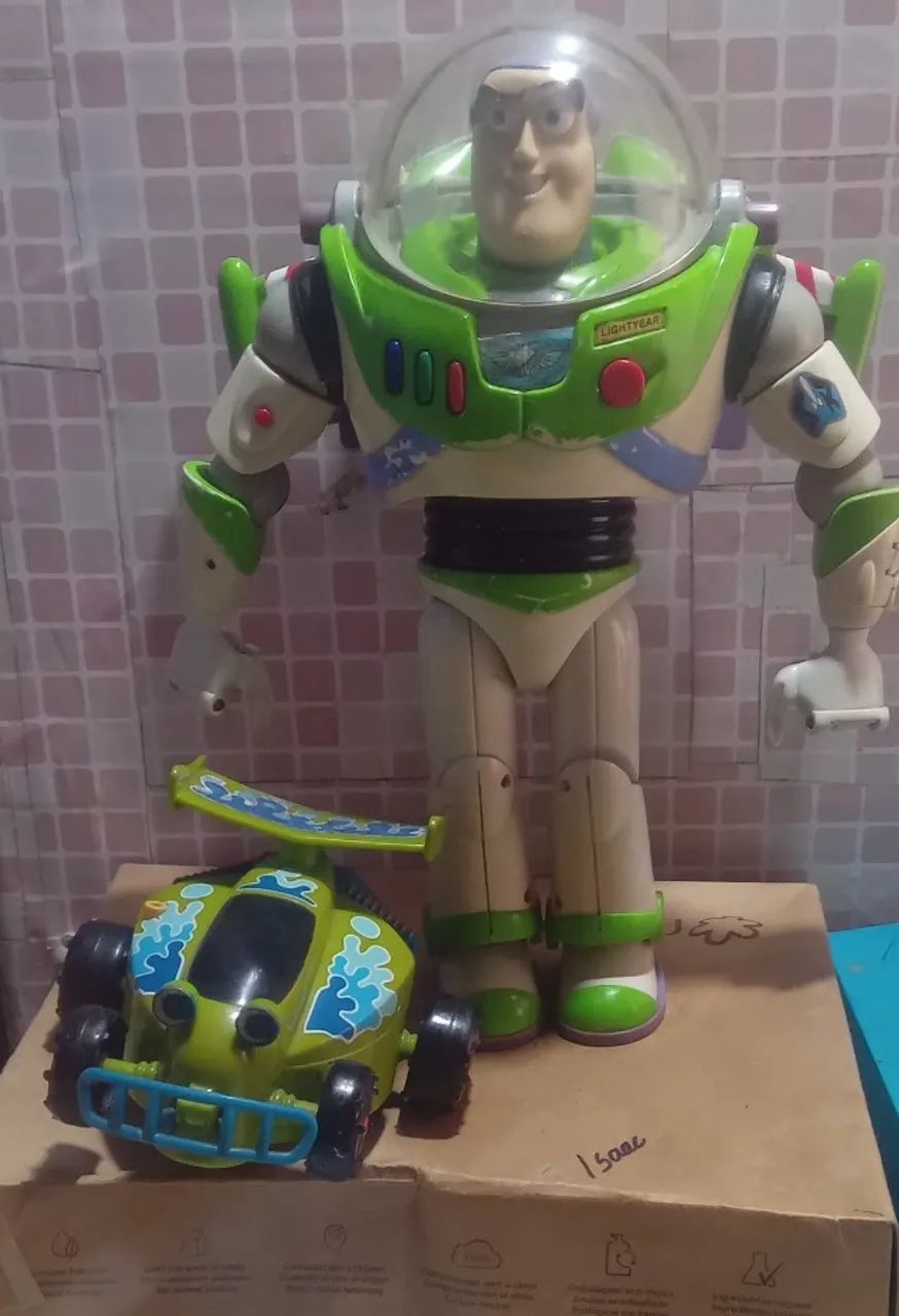 boneco do toy story, buzz lightyear e carro.