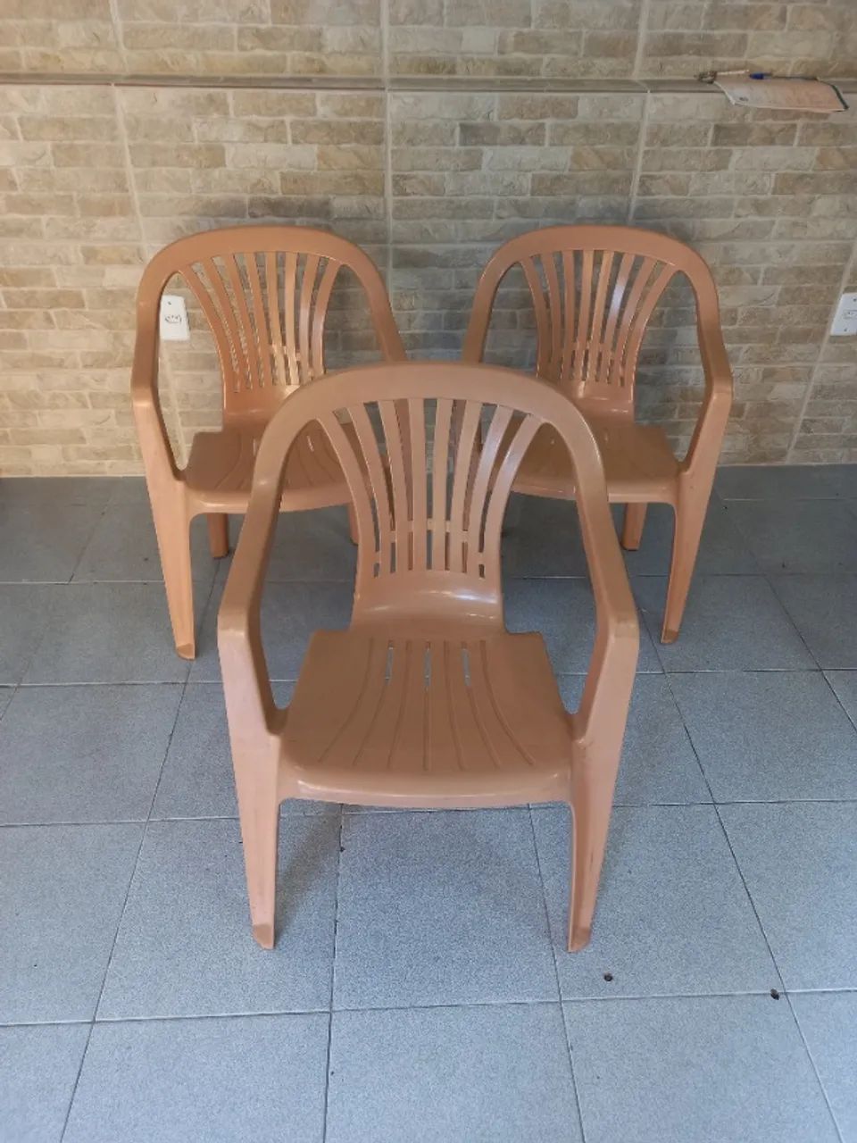 Conjunto de mesa com cadeira plásticas