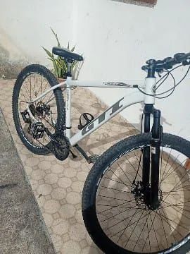 Bicicleta semi nova 