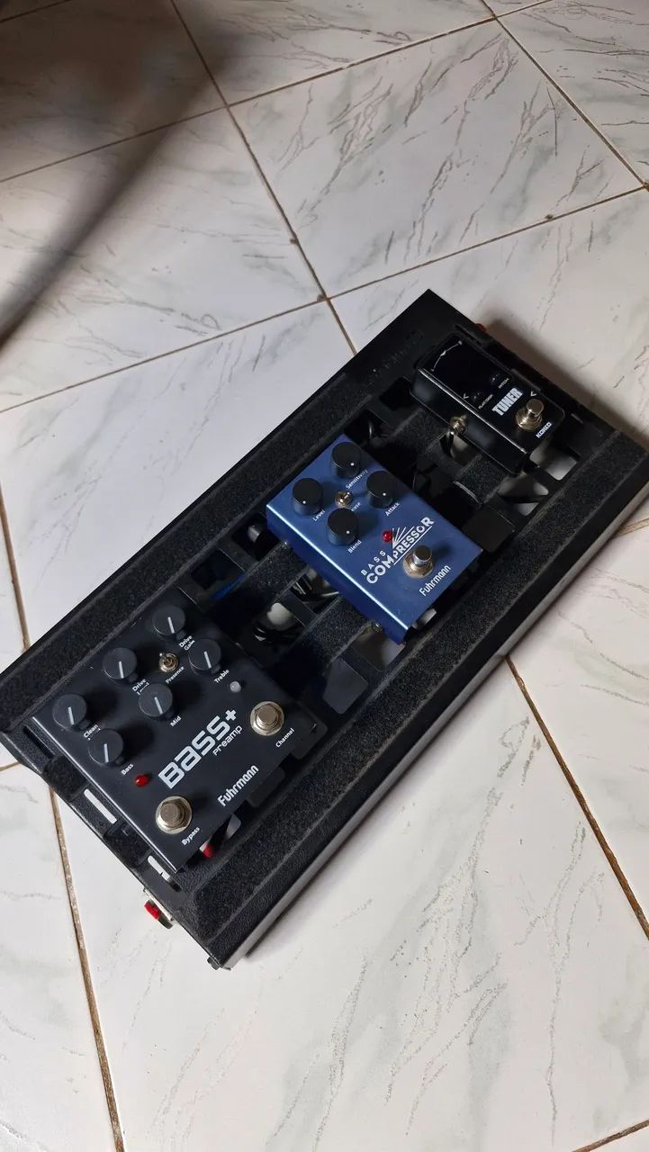 Pedalboard completo com pedais.