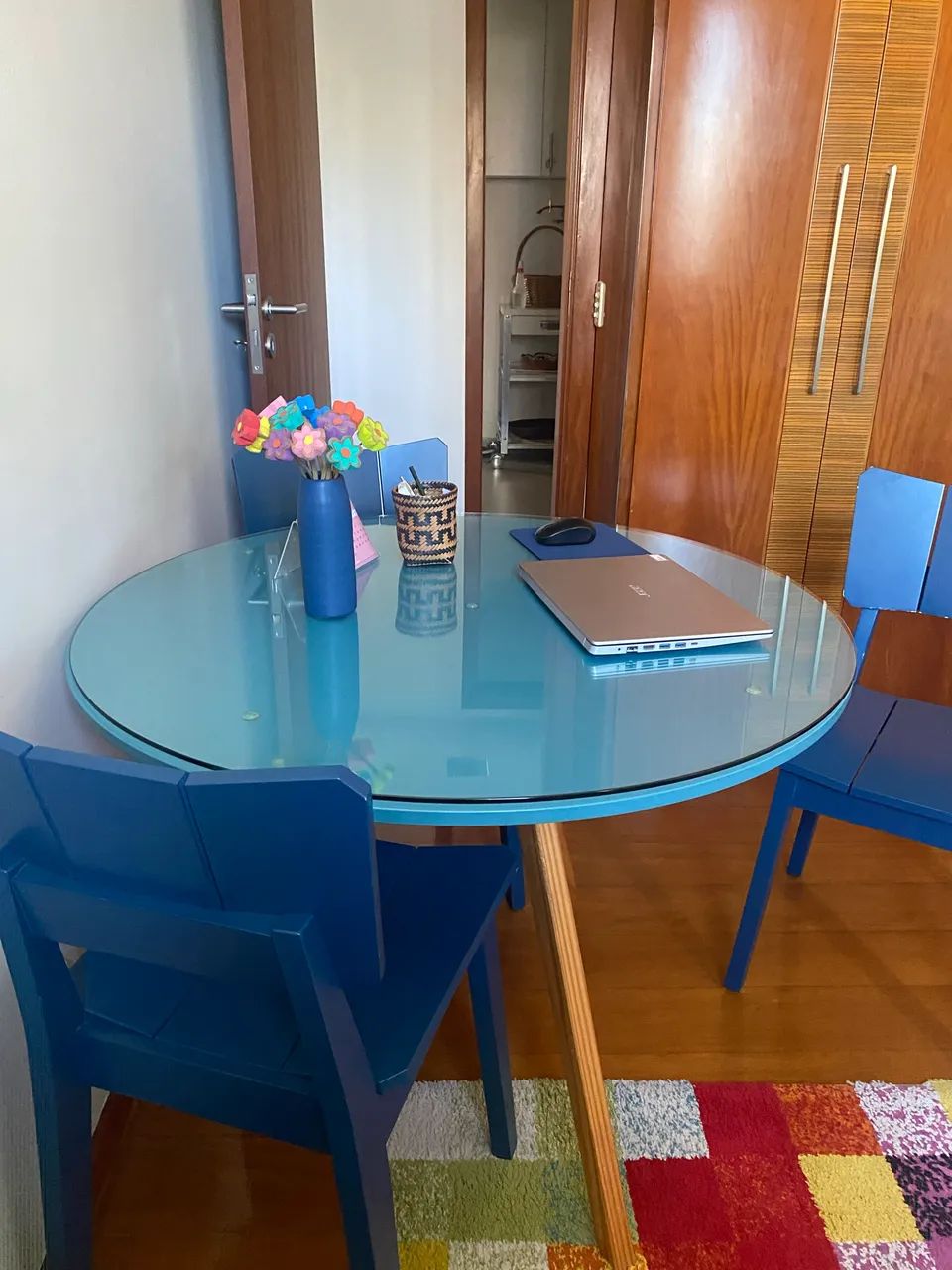 Conjunto três cadeiras Uma e mesa laqueada azul 98 cm, marca Oppa - Foto 4
