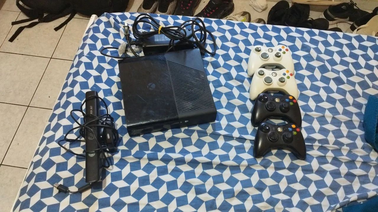 XBOX 360 + KINECT+ 4 CONTROLES