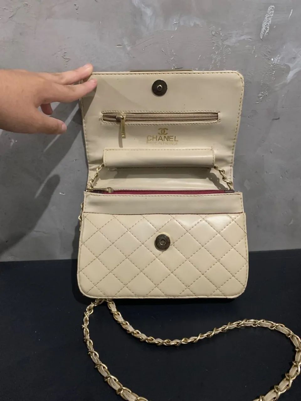 Bolsa estilo Chanel bege com matelassê e corrente dourada<br> - Foto 2