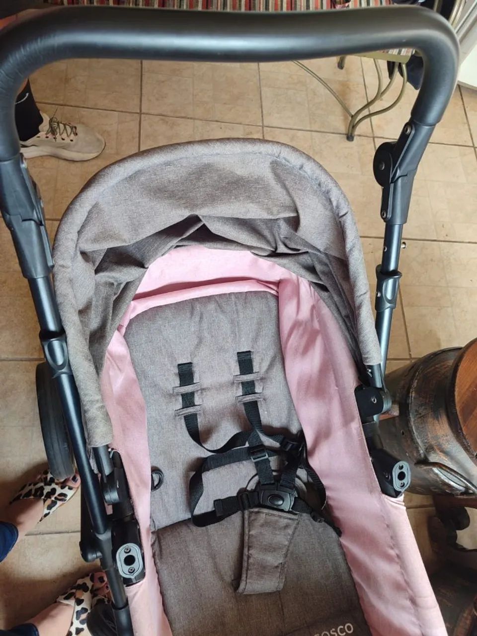 Carrinho de bebê Cosco. Cinza e Rosa. - Foto 2